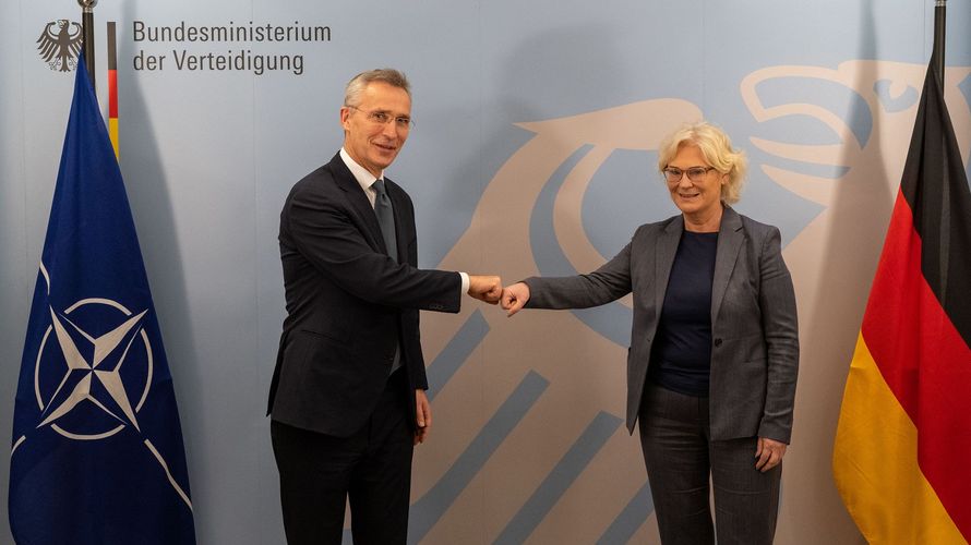 Nato-Generalsekretär Jens Stoltenberg war am Dienstag zu Gast bei Verteidigungsministerin Christine Lambrecht. In einem Interview sprach Stoltenberg von der "echten gefahr eines militärischen Konfliktes in Europa". Foto: Nato