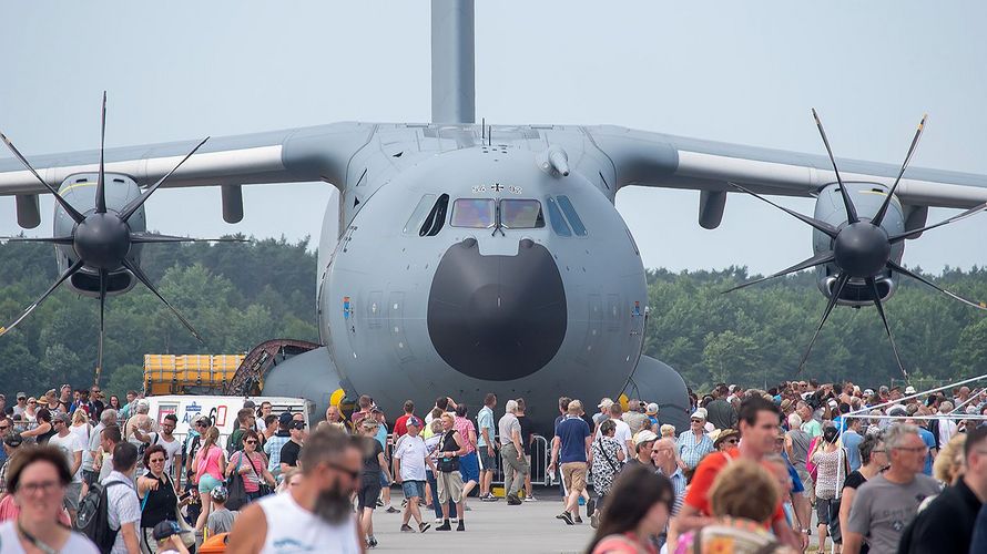 Großer Andrang: Der Tag der Bundeswehr erfreut sich großer Beliebtheit, viele Besucher tummeln sich auf den Geländen, wie hier 2018 in Holzdorf, wo es unter anderem eine A400M zu sehen gab. Foto: 