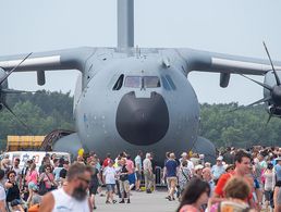 Großer Andrang: Der Tag der Bundeswehr erfreut sich großer Beliebtheit, viele Besucher tummeln sich auf den Geländen, wie hier 2018 in Holzdorf, wo es unter anderem eine A400M zu sehen gab. Foto: 