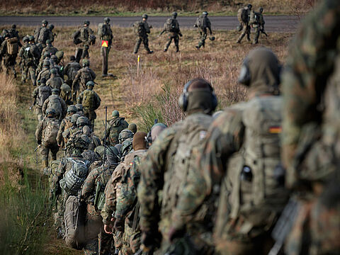 Die Bundeswehr muss kräftig aufwachsen - ob sich die ambitionierten Ziele allein mit Freiwilligkeit erreichen lassen, ist sehr fraglich. Foto: Bundeswehr/Marco Dorow