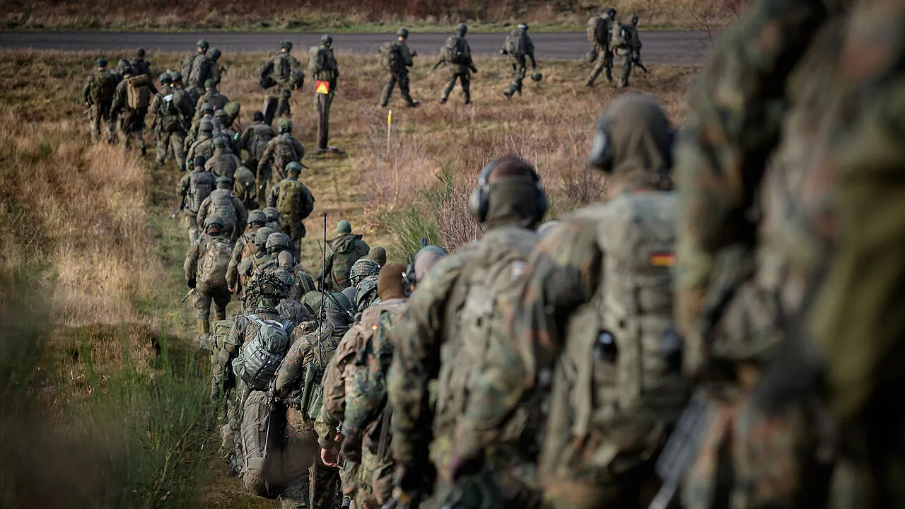 Die Bundeswehr muss kräftig aufwachsen - ob sich die ambitionierten Ziele allein mit Freiwilligkeit erreichen lassen, ist sehr fraglich. Foto: Bundeswehr/Marco Dorow