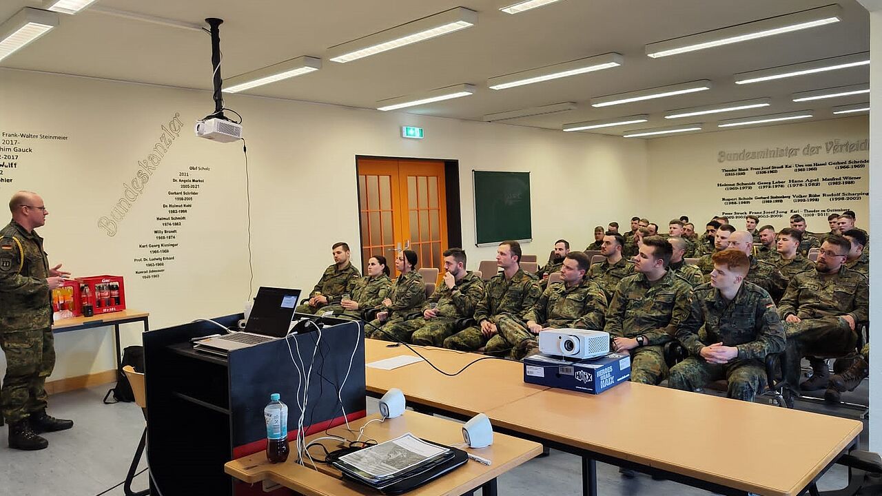 Der Vorsitzende der TruKa WachBtl BMVg, Oberstabsfeldwebel Alexander Kopp (links stehend) war sichtlich erfreut über die hohe Teilnehmerzahl bei der Mitgliederversammlung. Foto: DBwV/Hellmund