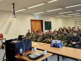 Der Vorsitzende der TruKa WachBtl BMVg, Oberstabsfeldwebel Alexander Kopp (links stehend) war sichtlich erfreut über die hohe Teilnehmerzahl bei der Mitgliederversammlung. Foto: DBwV/Hellmund