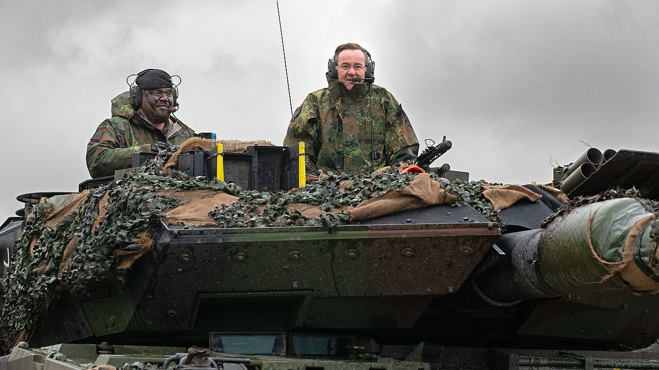 Verteidigungsminister Boris Pistorius redet Klartext zum Zustand der Truppe und kündigt weitere Waffenlieferungen an die Ukraine an. Foto: Bundeswehr/Mario Bähr