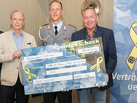Marc Bieling, Geschäftsführer Klüh Security GmbH, Generalleutnant a.D. Bruno Kasdorf, Oberstabsgefreiter d.R. Christian Rockus und Hauptmann a.D. Uwe Köpsel (v.l.) Foto: DBwV/Kruse