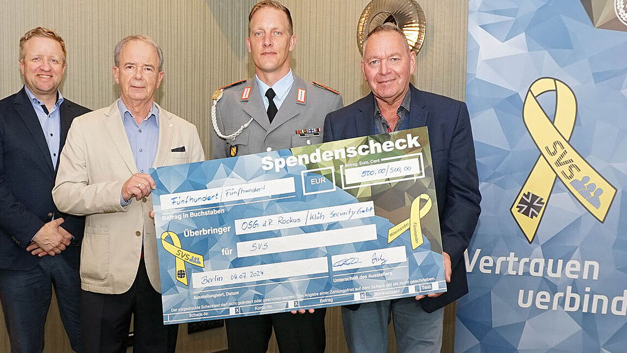 Marc Bieling, Geschäftsführer Klüh Security GmbH, Generalleutnant a.D. Bruno Kasdorf, Oberstabsgefreiter d.R. Christian Rockus und Hauptmann a.D. Uwe Köpsel (v.l.) Foto: DBwV/Kruse