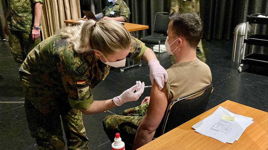 Mehr als 130 Soldaten des 4. Kontingentes der  NATO-Mission VAPB (Verstärkung Air Policing Baltikum) erhielten am Wochenende vor dem Einsatzbeginn ihre erste Schutzimpfung gegen Covid-19. Foto: Twitter/Team Luftwaffe