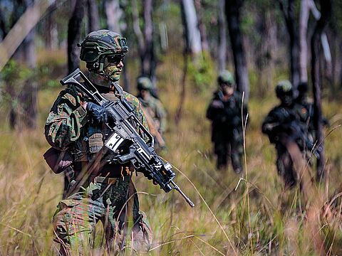 Fallschirmjäger während der Übung „Talisman Sabre“ im australischen Buschland. Foto: Bundeswehr/Marco Dorow