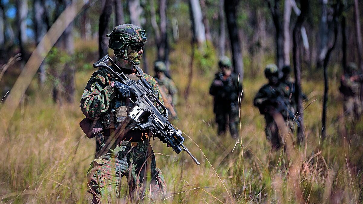 Fallschirmjäger während der Übung „Talisman Sabre“ im australischen Buschland. Foto: Bundeswehr/Marco Dorow