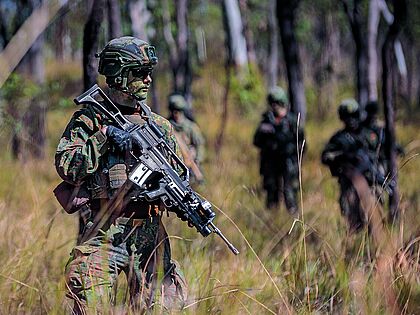 Fallschirmjäger während der Übung „Talisman Sabre“ im australischen Buschland. Foto: Bundeswehr/Marco Dorow