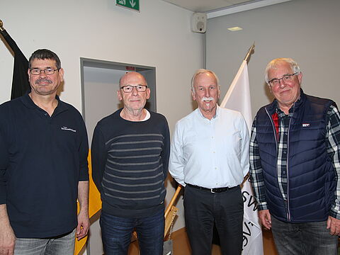 Stabsfeldwebel a.D. Dirk Siebert 8von links), Stabsfeldwebel a.D. Joachim Kühn, Oberstleutnant a.D. Roland Samsel und Vorsitzender Oberstleutnant a.D. Bernd Kraft. Foto: wh