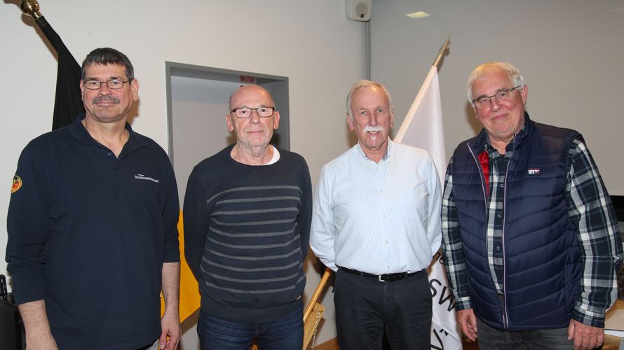 Stabsfeldwebel a.D. Dirk Siebert 8von links), Stabsfeldwebel a.D. Joachim Kühn, Oberstleutnant a.D. Roland Samsel und Vorsitzender Oberstleutnant a.D. Bernd Kraft. Foto: wh