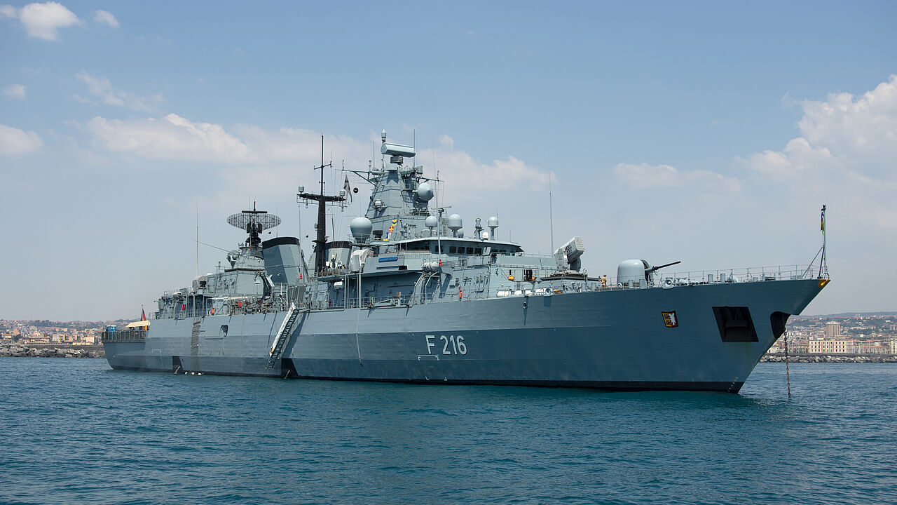 Die Fregatte SCHLESWIG-HOLSTEIN wird zurzeit für die Seenotrettung eingesetzt. Foto: DBwV / Bombeke