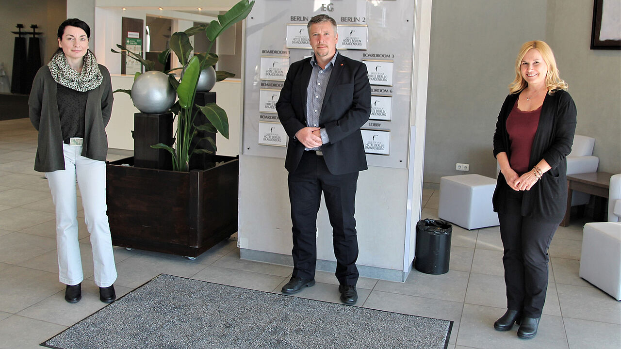 Das Team „Landesversammlung Ost 2021“ für letzte Detailabsprachen im Haupttagungsort (von l. nach r.) S. Fomm, M. Beier und A. Mühlfeld). Foto: DBwV/Hahn 