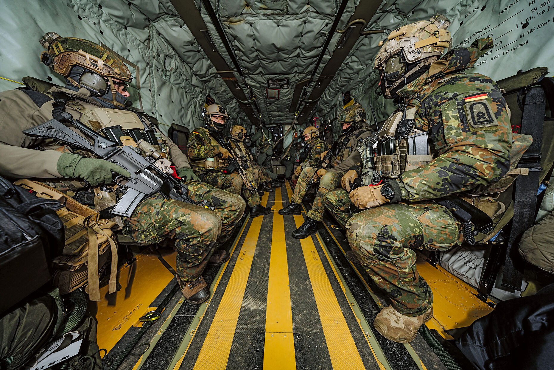 Soldaten sitzen bei einer Luftlandeoperation während der Ausbildung von Kampfrettern im Transporthubschrauber CH-53. Foto: Bundeswehr/Jana Neumann