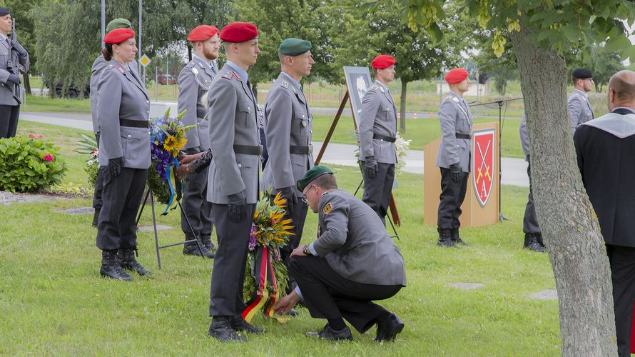 Oberstleutnant Wüstner legt einen Kranz des DBwV zu Ehren derjenigen nieder, die Deutschland vor 77 Jahren von der Schreckensherrschaft des Nationalsozialismus befreien wollten. Foto: AusbKdo/Presse