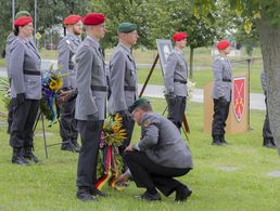 Oberstleutnant Wüstner legt einen Kranz des DBwV zu Ehren derjenigen nieder, die Deutschland vor 77 Jahren von der Schreckensherrschaft des Nationalsozialismus befreien wollten. Foto: AusbKdo/Presse