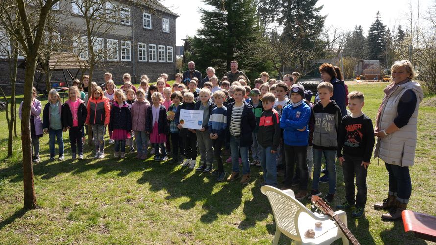 Große Freude herrschte bei den Kindern und Erziehern des Hortes Sonnenschein, als man aus den Händen der TruKa EinsFüBer 3 einen Spendenscheck über 500€ in Empfang nehmen konnte. Foto: Niko Grundwald 