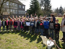 Große Freude herrschte bei den Kindern und Erziehern des Hortes Sonnenschein, als man aus den Händen der TruKa EinsFüBer 3 einen Spendenscheck über 500€ in Empfang nehmen konnte. Foto: Niko Grundwald 