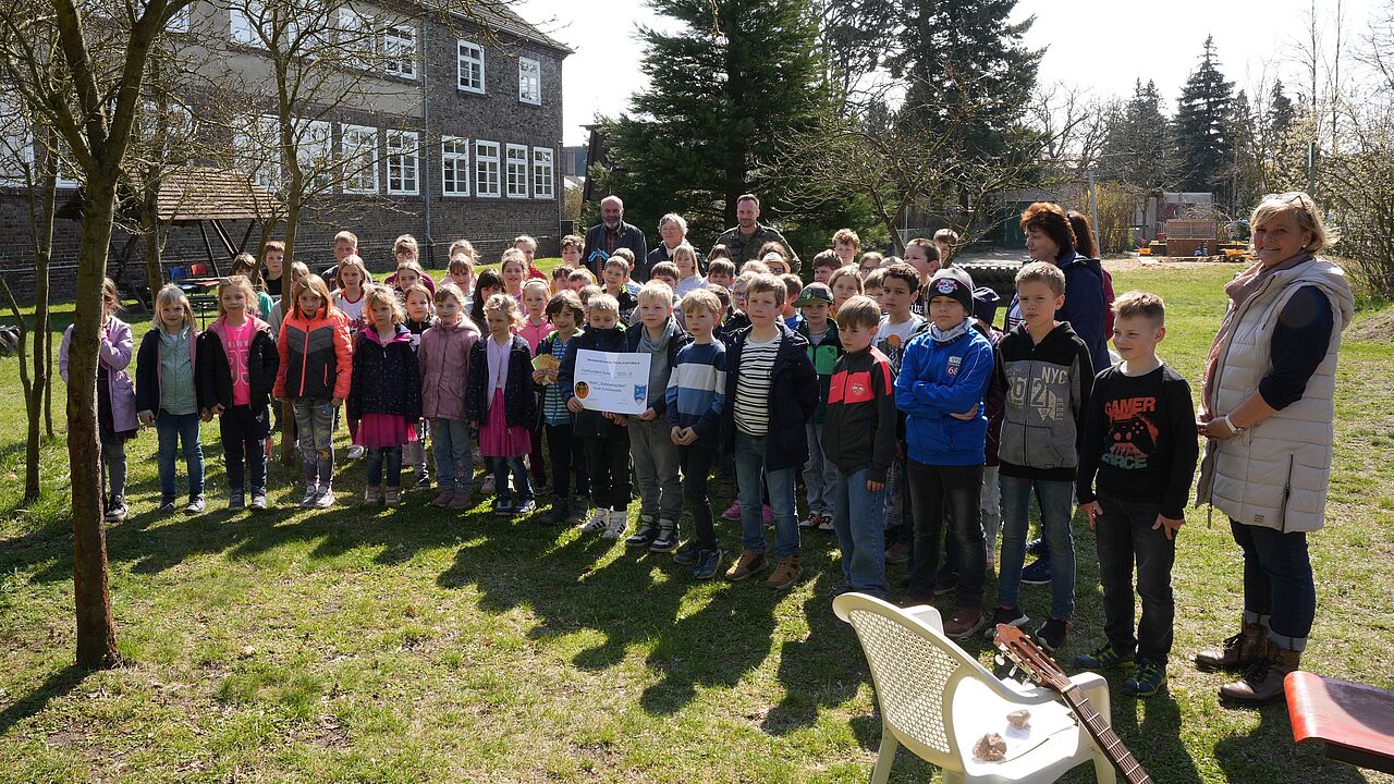 Große Freude herrschte bei den Kindern und Erziehern des Hortes Sonnenschein, als man aus den Händen der TruKa EinsFüBer 3 einen Spendenscheck über 500€ in Empfang nehmen konnte. Foto: Niko Grundwald 