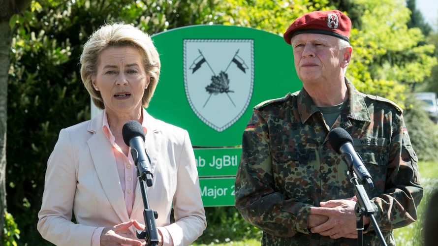Verteidigungsministerin Ursula von der Leyen (CDU) und Generalinspekteur Volker Wieker beim Besuch des Jägerbataillons 291 der Bundeswehr in Illkirch Foto: dpa