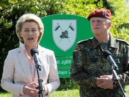Verteidigungsministerin Ursula von der Leyen (CDU) und Generalinspekteur Volker Wieker beim Besuch des Jägerbataillons 291 der Bundeswehr in Illkirch Foto: dpa
