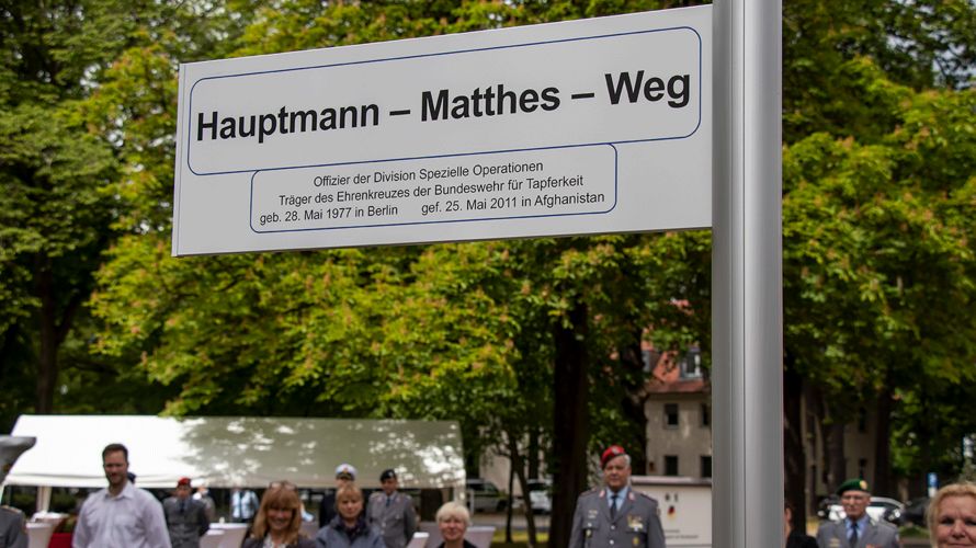 In Erinnerung an Hauptmann Markus Matthes, gefallen am 25. Mai 2011 bei einem Anschlag in Afghanistan, wurde in der Julius-Leber-Kaserne ein Weg nach dem Offizier der DSO bennant. Foto: DBwV/Christine Hepner