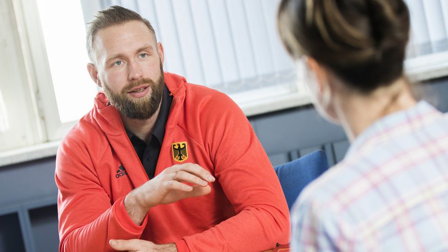 Lobt das System der Sportförderung der Bundeswehr: Diskuswerfer Robert Harting im Gespräch Foto: gr. Darrelmann