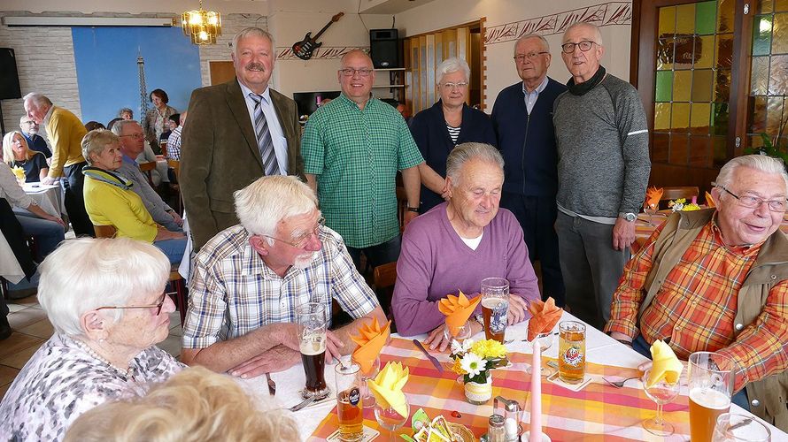 KERH-Vorsitzender Günter Schwarz (v. l.), Holger Wahl, Beisitzerin Gudrun Mink und die Jubilare Ernst Prager und Wolfgang Kaschube. Foto: KERH Bad Neuenahr-Ahrweiler