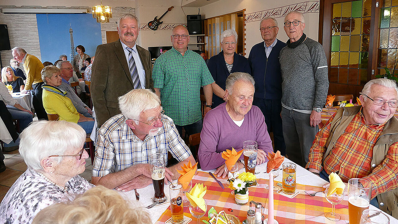 KERH-Vorsitzender Günter Schwarz (v. l.), Holger Wahl, Beisitzerin Gudrun Mink und die Jubilare Ernst Prager und Wolfgang Kaschube. Foto: KERH Bad Neuenahr-Ahrweiler