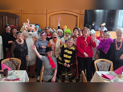 Fröhlich verkleidet läutete die Frauengruppe der Kameradschaft ERH Kaufbeuren die fünfte Jahreszeit ein. Foto: Gabriele Krömer