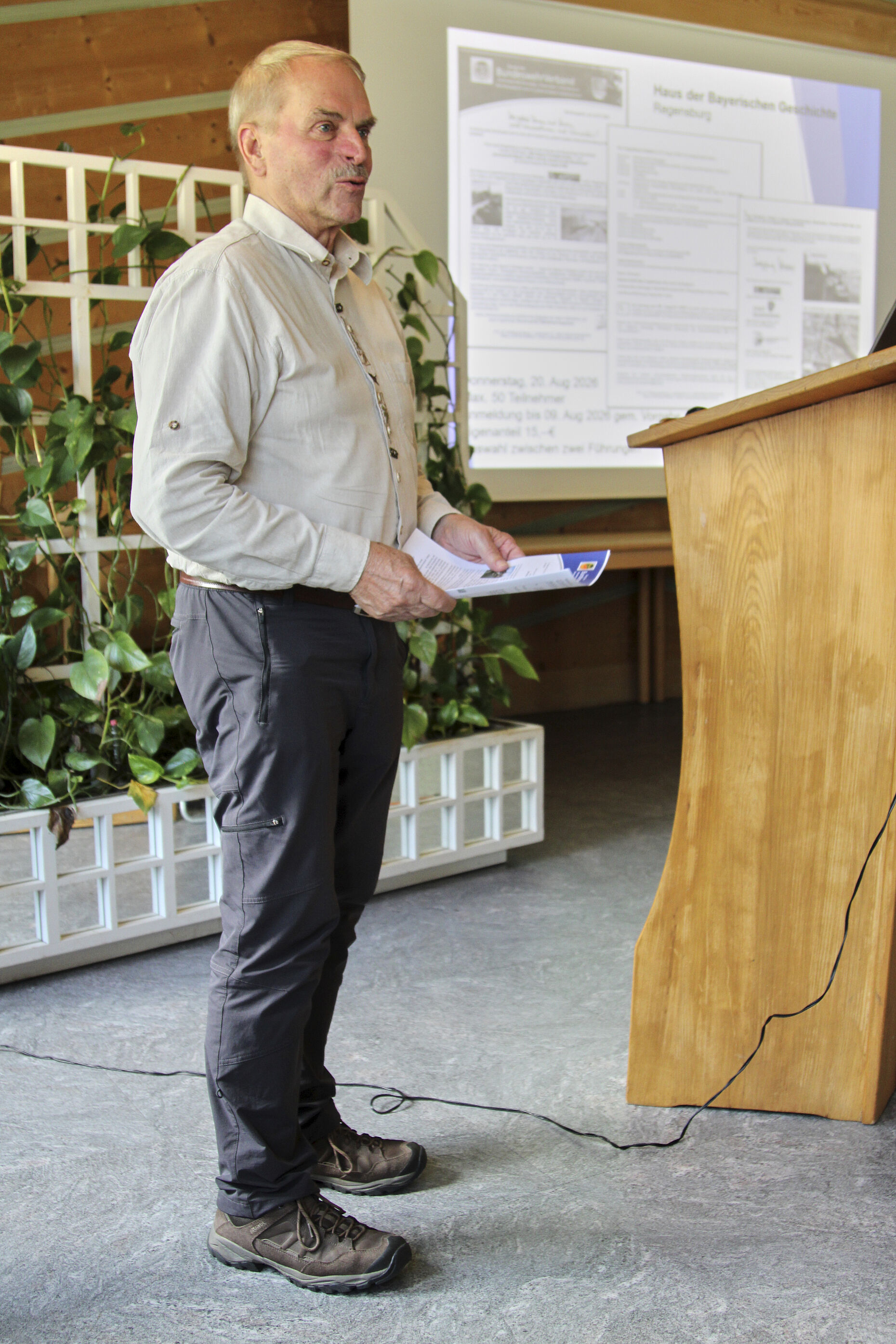 Vorstandsmitglied Oberstleutnant a.D. Wolfgang Schwarz informierte u.a. über die „Pflege-Assistance“ und geplante Veranstaltungen des laufenden Jahres. Foto: Klaus Schwarzenberger