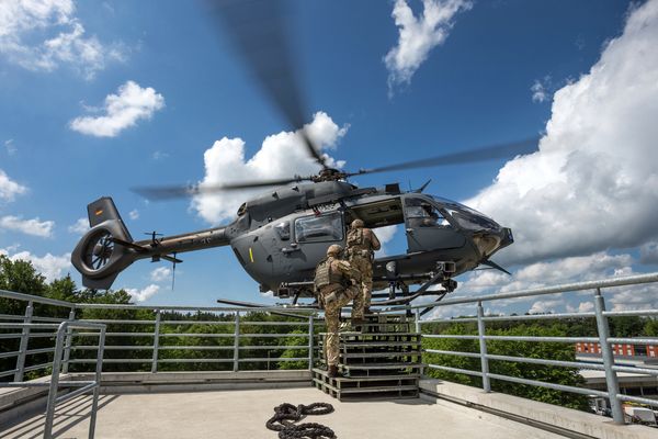 Der Laie würde sagen: Entweder gibt es zu wenig Soldaten oder zu viele Aufgaben. Genau das sagen wir seit vielen Jahren. Der politische Anspruch an die Bundeswehr deckt sich in keiner Weise mit ihrer Größe, geschweige denn mit ihrer materiellen Ausstattung. Die Konsequenz ist richtig: Die Bundeswehr soll wieder wachsen. Aber sie wächst immer noch viel zu langsam im Vergleich zu all den Anforderungen, die die Politik an sie hat. Jetzt wird vereinzelt schon über einen möglichen Einsatz in Libyen gesprochen. Die Corona-Amtshilfe wird als selbstverständlich betrachtet. Wenn das so weitergeht, wenn immer neue Aufgaben zusätzlich zu den laufenden Missionen im Krisen- und Konfliktmanagement oder im Bündnis, siehe Baltikum, hinzukommen, droht die Bundeswehr zu implodieren.    Überall, wo der MAD in Sachen Rechtsextremismus näher hinschaut, wird er auch häufiger fündig. Wird er zusammen mit dem Verfassungsschutz auch bei den Reservisten mehr finden als bislang vermutet? Es gibt die Sorge im Ministerium, auf mehr Fälle zu stoßen, je mehr man den Scheinwerfer darauf richtet. Aber so, wie der aktive Teil der Truppe zunehmend durchleuchtet wird, muss das auch für die Reservisten gelten. Ich schätze, dass das Phänomen hier künftig auch mehr sichtbar wird. Und das ist richtig. Man muss Extremisten entlarven und dann auch Entlassungsverfahren einleiten.  Welche Erfahrungen haben die Soldaten bei ihrem Corona-Einsatz gemacht? Gehört etwas geändert, bevor die nächste Welle kommt? Die Bundeswehr kann in besonderen Lagen auch ihren Beitrag zur Bewältigung einer Pandemie leisten, das hat sie übrigens auch schon beim Kampf gegen Ebola in Westafrika unter Beweis gestellt. Streitkräfte können zwar viel und sind immer eine Art „nationale Reserve“. Aber im Schwerpunkt muss es auch bei Pandemien zuerst um den Selbstschutz innerhalb der Bundeswehr gehen. Streitkräfte sind im Kern zur Verteidigung da, sie wurden grundsätzlich für die äußere Sicherheit aufgestellt, das muss man immer wieder betonen. Die Pandemie-Bekämpfung kann keine Kernaufgabe der Bundeswehr sein. Dafür tragen andere Verantwortung, und ich hoffe, dass diejenigen aus ihren Fehlern und Erfahrungen die richtigen Konsequenzen ziehen.   Die Pannentruppe ist aus den Schlagzeilen verschwunden. Ist das Material besser geworden? Die schlechte Einsatzbereitschaftslage der Hauptwaffensysteme ist nach wie vor frustrierend, das geht aus den jüngsten Bestandsaufnahmen hervor. Die Öffentlichkeit war davon durch Corona und anderes nur abgelenkt. Wir haben einen immensen Modernisierungsstau. Die „Oldtimer“ unter unseren Waffensystemen verschlingen Unsummen an Instandsetzungskosten. Ihr Einsatz wird in einzelnen Fällen aus Sicherheitsgründen kaum noch zu verantworten sein. Zuletzt war zumeist eher von Problemen bei den Landstreitkräften oder der Luftwaffe zu lesen, aber auch die Marine braucht in den nächsten Jahren etliche neue Schiffe und Boote. Bleiben sie aus, droht ein Shutdown in nicht allzu ferner Zukunft. Das alles kostet viel Geld. Und deshalb wird die Ministerin bis zur Kabinettsentscheidung zum Haushalt am 23. September noch viele Gespräche führen müssen. Der Verteidigungsetat muss von 45 Richtung 48 Milliarden Euro im Jahr 2021 und bis 2024 stetig bis auf 56 Milliarden wachsen.  Was lässt sich kurzfristig verbessern? Ich kann nur hoffen, dass die Bundeswehr einen wesentlichen Teil aus dem Konjunkturprogramm erhält. Wir haben viele Rahmenverträge, über die die Finanzmittel schnell eingesetzt werden können, wie es der Finanzminister wünscht. Das Ankurbeln der Konjunktur und die Wertschöpfung in Deutschland wäre schnell möglich, beispielsweise bei IT-Projekten, Munition oder der Beschaffung von Lkw. Vieles ist denkbar, muss aber in den kommenden Wochen zwischen Finanz- und Verteidigungsministerium abgestimmt werden.  Mit der Mission Irini soll der Waffenschmuggel nach Libyen unterbunden werden. Wie läuft der Einsatz in der Wahrnehmung Ihrer Mitglieder? Politisch gibt es international hinter den Kulissen viele Unstimmigkeiten, dieses Vorzeigeprojekt europäischer Verteidigungspolitik droht tatsächlich zu scheitern. Militärisch überwiegt jedenfalls die Skepsis, ob dieser Einsatz überhaupt jemals effektiv werden kann. Die Interessenlagen sind zu unterschiedlich, die Einsatzregeln sind zu ineffektiv. Unter welchen Bedingungen sollen wann und von wem welche Schiffe durchsucht werden? Wie soll das etwa gegen den Willen unseres NATO-Partners Türkei gehen, der Transporte nach Libyen geleitet? Dass so etwas eskalieren kann, mussten zuletzt die Franzosen erfahren. Jetzt soll möglicherweise ein deutsches Schiff in die Region, zuletzt ist unser – übrigens auch dringend ersatzbedürftiger – Seefernaufklärer mit einer Mehrfachbesatzung stundenlang von Nordholz aus ins Einsatzgebiet geflogen, um dann ganze drei Stunden über dem Mittelmeer aufzuklären. Ich zolle den Besatzungen meinen Respekt, aber die Sinnhaftigkeit wird hier wie in Brüssel in Frage gestellt. Ich hoffe, dass darüber auch am Rande der Treffen zur EU-Ratspräsidentschaft gesprochen wird. So kann es auf Dauer jedenfalls nicht weitergehen.   Wie sehen Sie die Ministerin nach einem Jahr im Amt? Die ersten Monate waren etwas holprig. Das lag natürlich auch an der brutalen Doppelbelastung als Parteivorsitzende und Ministerin. Mein Eindruck ist, dass sie nach dem Verzicht auf die Kanzlerkandidatur mehr Möglichkeiten hat und viel freier agiert. Ihre Ziele stimmen – von der materiellen Einsatzbereitschaft über den Ausbau der Infrastruktur bis hin zu mehr Entscheidungsfreiheit für Führungskräfte aller Ebenen.  Im zweiten Jahr als Inhaberin der Befehls- und Kommandogewalt agiert sie sicherlich mit einer gewissen Sicherheit, allerdings wird sie sich auch an ihren eigenen Zielen messen lassen müssen. 