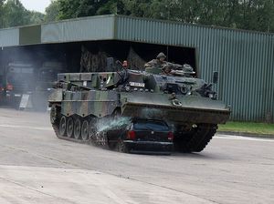 Kein Hindernis: Der Kleinwagen wird von dem Büffel zermalmt. Foto: DBwV/Vieth