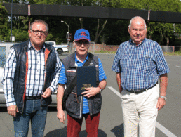 Ehrung im Weltkulturerbe: Jubilar Weuters umgeben von Uwe Börner (r.) und Jürgen Boes. Foto: A. Schnellbach