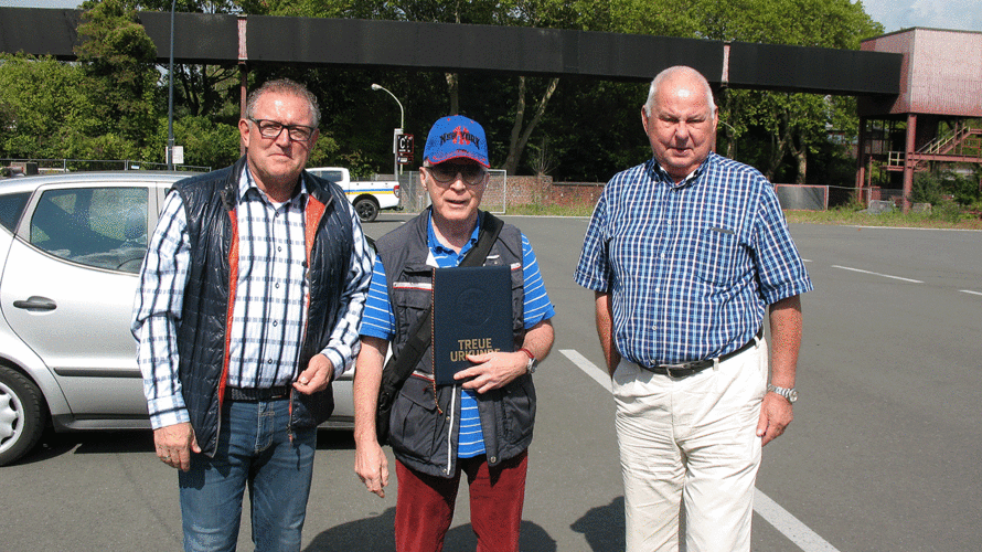 Ehrung im Weltkulturerbe: Jubilar Weuters umgeben von Uwe Börner (r.) und Jürgen Boes. Foto: A. Schnellbach