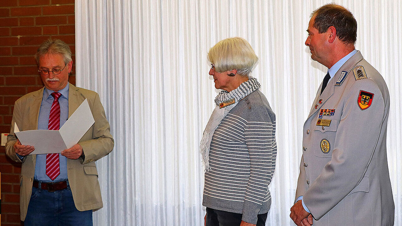 v.l.: Andreas Priesemann ehrt Carmen Wagner im Beisein des Bezirksvorsitzenden Martin Gebauer (Foto: LV Nord/DBwV)