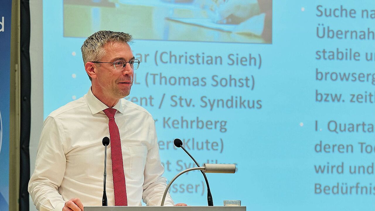 Major d.R. Christian Sieh, Justitiar und Verbandssyndikus, bei seinem Vortrag zum Thema Digitales Antragswesen. Foto: DBwV/Ingo Kaminsky