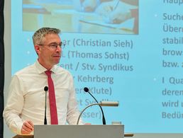 Major d.R. Christian Sieh, Justitiar und Verbandssyndikus, bei seinem Vortrag zum Thema Digitales Antragswesen. Foto: DBwV/Ingo Kaminsky