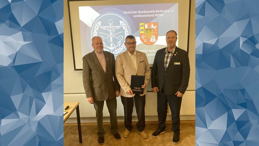 Stabsbootsmann a.D. Axel Bareiß (Mitte) erhielt die Treueurkunde und -nadel für 50 Jahre Mitgliedschaft im DBwV. Foto: DBwV
