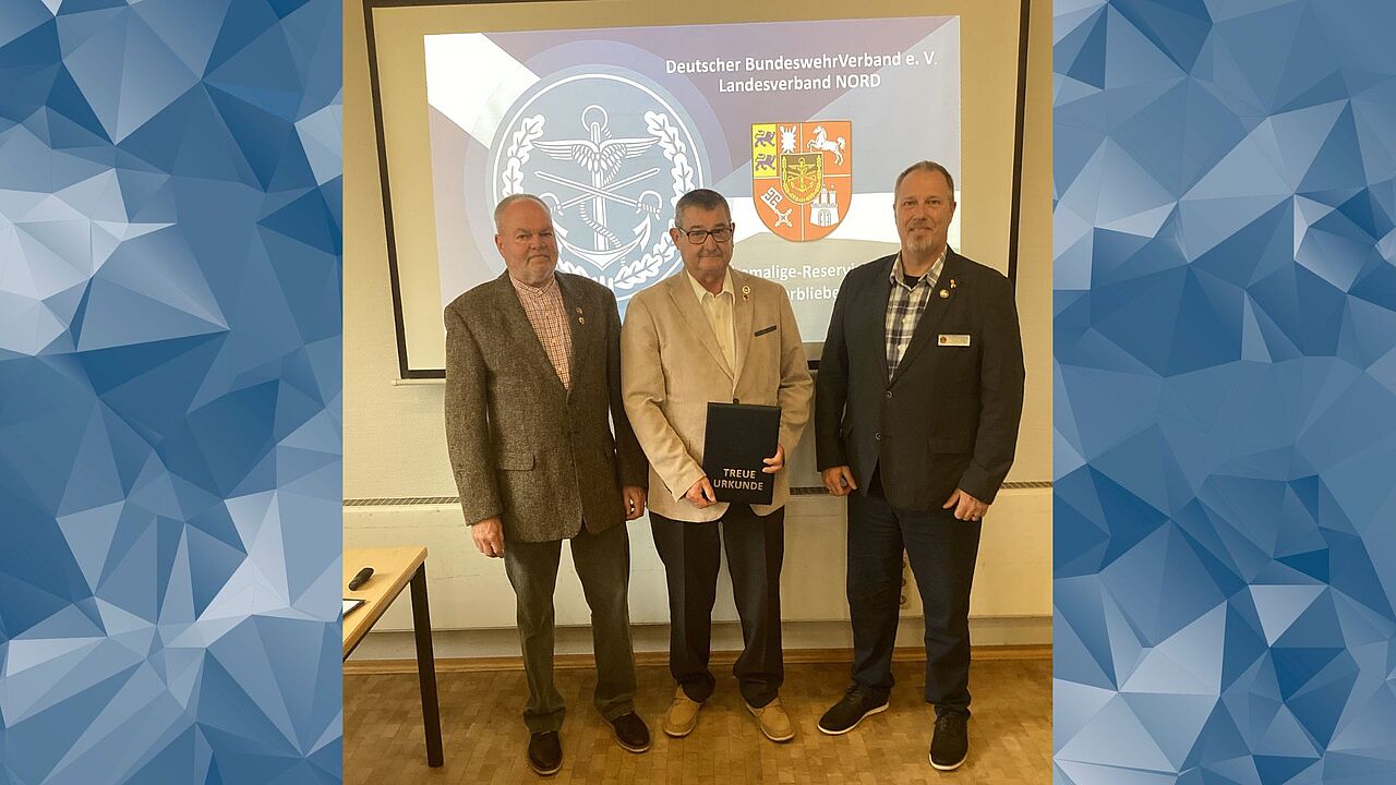 Stabsbootsmann a.D. Axel Bareiß (Mitte) erhielt die Treueurkunde und -nadel für 50 Jahre Mitgliedschaft im DBwV. Foto: DBwV