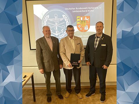 Stabsbootsmann a.D. Axel Bareiß (Mitte) erhielt die Treueurkunde und -nadel für 50 Jahre Mitgliedschaft im DBwV. Foto: DBwV