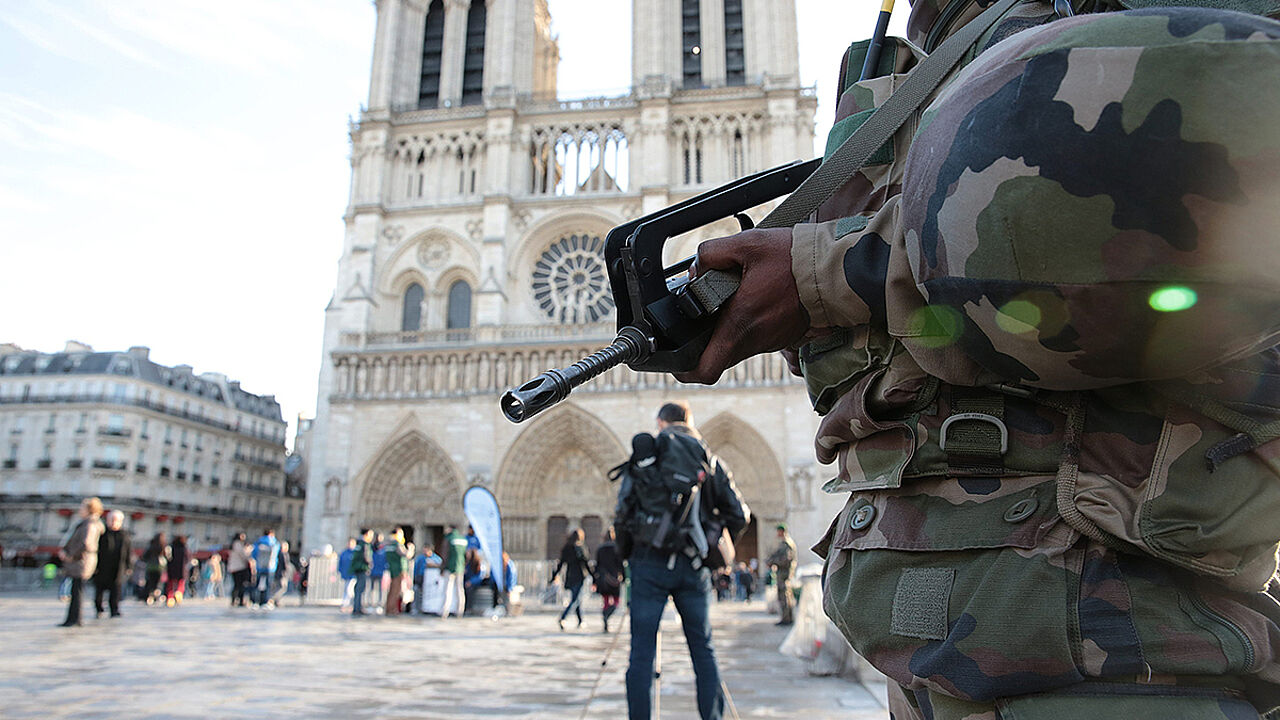 Hat auch hierzulande die Diskussion um den Einsatz von Streitkräften im Innern angestoßen: Französische Soldaten werden nach den Terroranschlägen in Paris zu Sicherungsaufgaben herangezogen. Foto: dpa