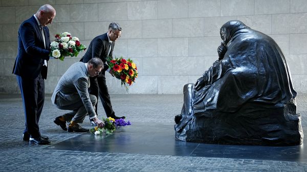 Kai Wegner (l.), Oleksii Makeiev und Tobias Lindner legen in Erinnerung an das Ende des Zweiten Weltkriegs Blumen in der Neuen Wache nieder. Foto: picture alliance/dpa | Kay Nietfeld