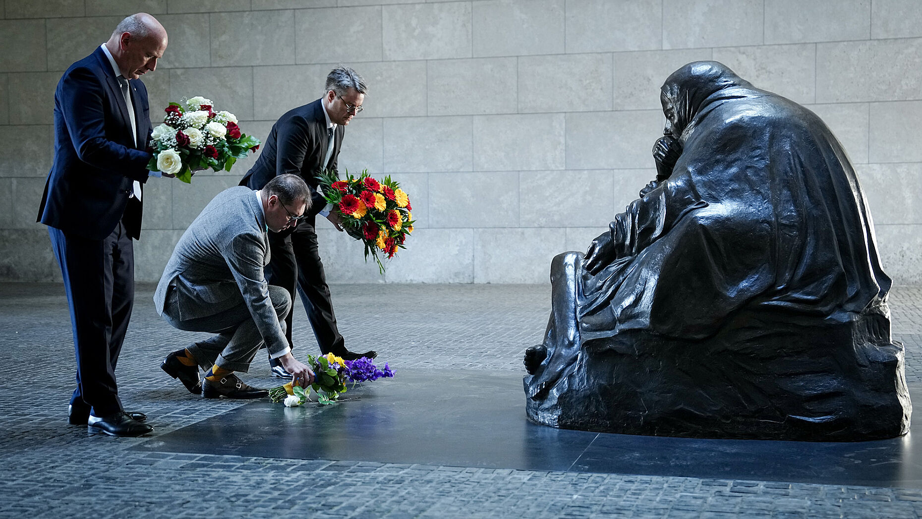 Kai Wegner (l.), Oleksii Makeiev und Tobias Lindner legen in Erinnerung an das Ende des Zweiten Weltkriegs Blumen in der Neuen Wache nieder. Foto: picture alliance/dpa | Kay Nietfeld