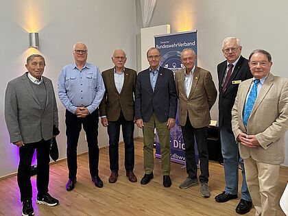 Stabshauptmann a.D. Wolfgang Stallmach (von links), Oberstleutnant a.D. Onni Hugo, Oberst a.D. Dietmar Klos, Generalleutnant a.D. Dr. Klaus Olshausen, Konteradmiral a.D. Klaus Peter Hirtz, Hauptmann a.D. Volker Jung, Fregattenkapitän a.D. Wolfgang Windolph. Foto: Hptm a.D. Hans-Gerd Roderburg