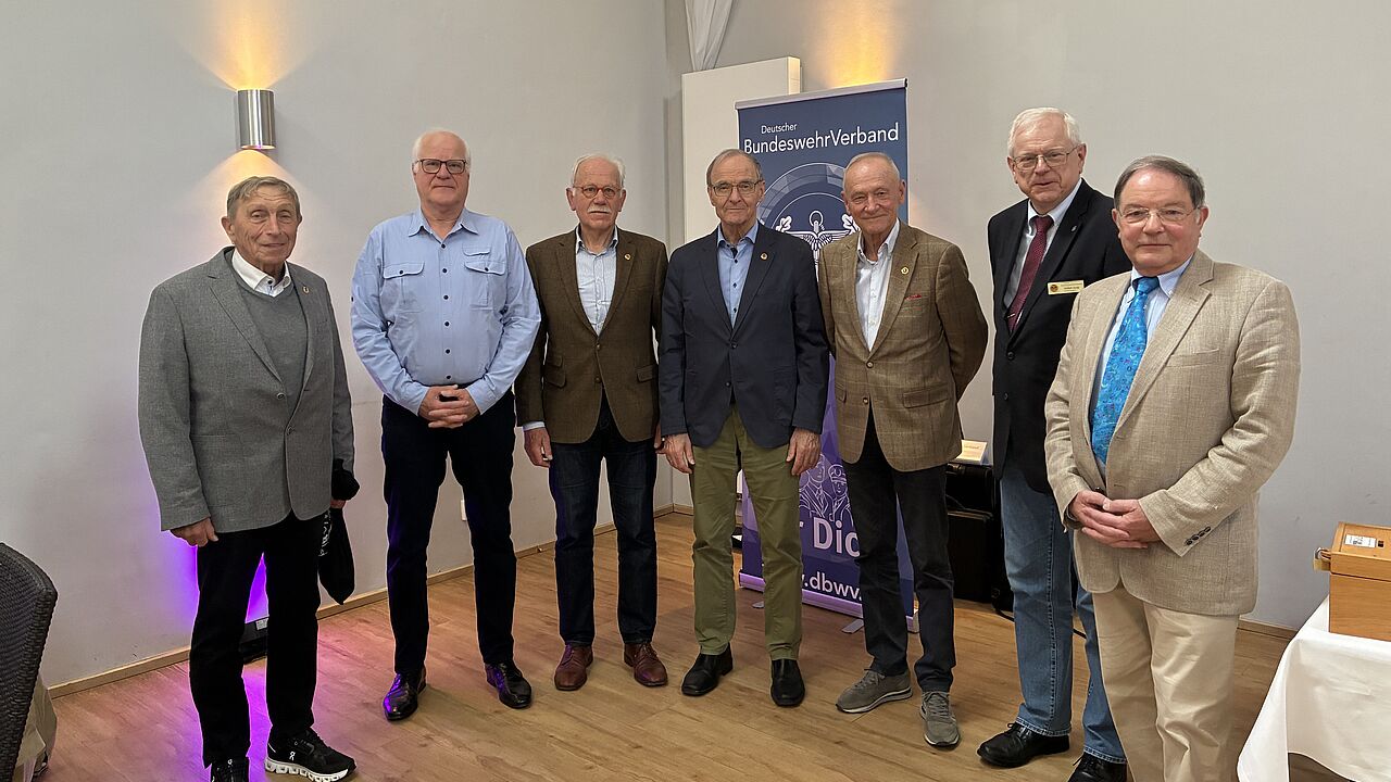 Stabshauptmann a.D. Wolfgang Stallmach (von links), Oberstleutnant a.D. Onni Hugo, Oberst a.D. Dietmar Klos, Generalleutnant a.D. Dr. Klaus Olshausen, Konteradmiral a.D. Klaus Peter Hirtz, Hauptmann a.D. Volker Jung, Fregattenkapitän a.D. Wolfgang Windolph. Foto: Hptm a.D. Hans-Gerd Roderburg