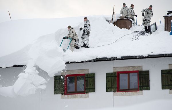 Die Schneemengen auf den Dächern sind gewaltig. Foto: DBwV/Bombeke