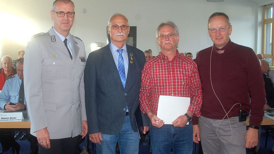 Nach den Ehrungen: Peter Strauß (v. l.), Joachim Clemens, Andreas Priesemann und Uwe Schenkel. Foto: DBwV