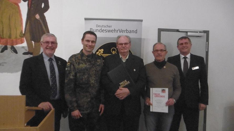 Vorsitzender ERH Hauber mit den Geehrten Münch und Stübs, Kommandeur Oberstleutnant Christoph Werle und Vorsitzendem KERH Schlönvoigt (v.r.n.l.) Foto: DBwV